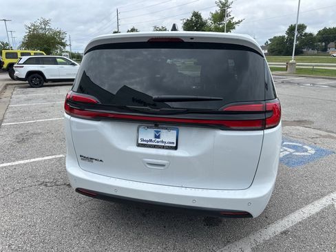 New 2026 Chrysler Pacifica Select image 26
