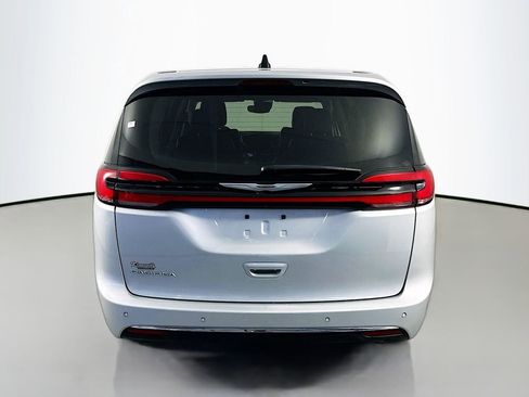 Used 2024 Chrysler Pacifica Touring-L image 6