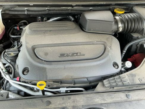Used 2025 Chrysler Pacifica Limited FWD image 9