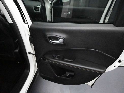 Used 2017 Jeep Compass Latitude w/ Popular Equipment Group AWD/4WD image 32