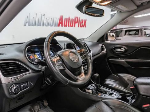 Used 2020 Jeep Cherokee Latitude Plus w/ Comfort/Convenience Group image 3