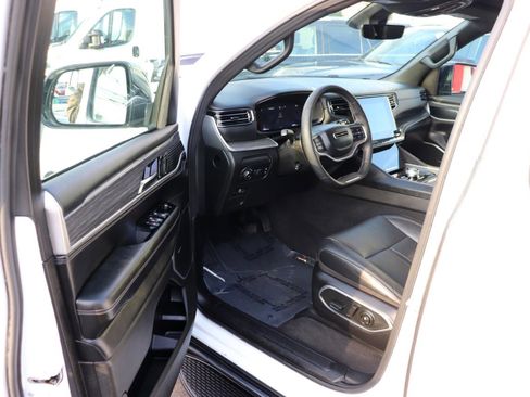 Used 2024 Jeep Wagoneer L Series II w/ Flexible Seating Group image 10