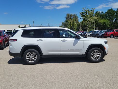 Used 2023 Jeep Grand Cherokee L Laredo image 3