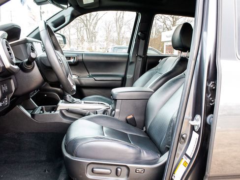 Used 2022 Toyota Tacoma Limited image 19