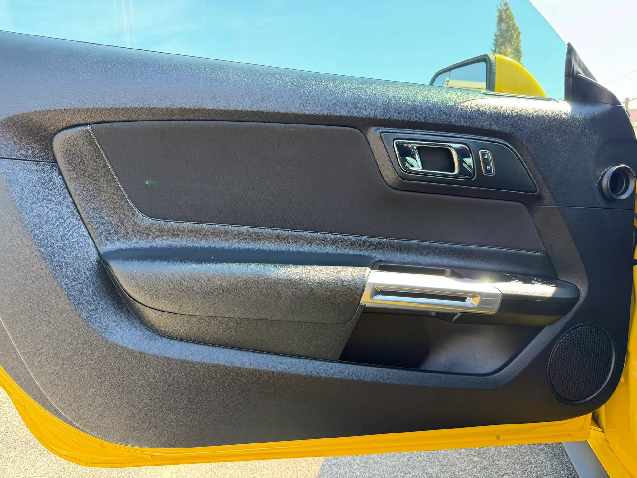 Used 2017 Ford Mustang GT w/ Black Accent Package RWD image 11
