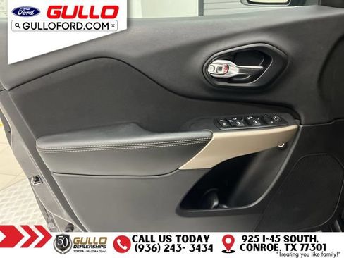 Used 2018 Jeep Cherokee Latitude w/ Altitude Package FWD image 18