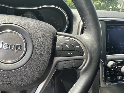 Used 2018 Jeep Grand Cherokee Limited image 19