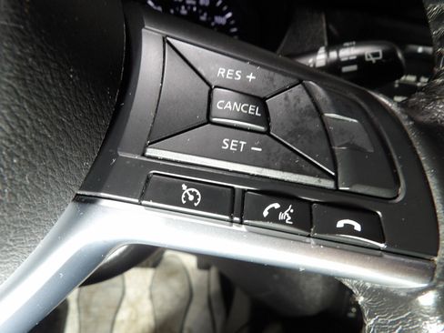 Used 2017 Nissan Rogue SV image 18