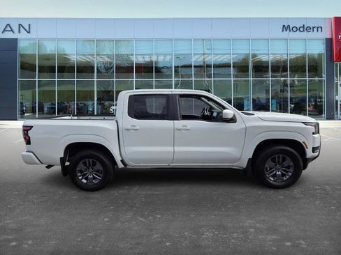 Certified 2025 Nissan Frontier SV image 4