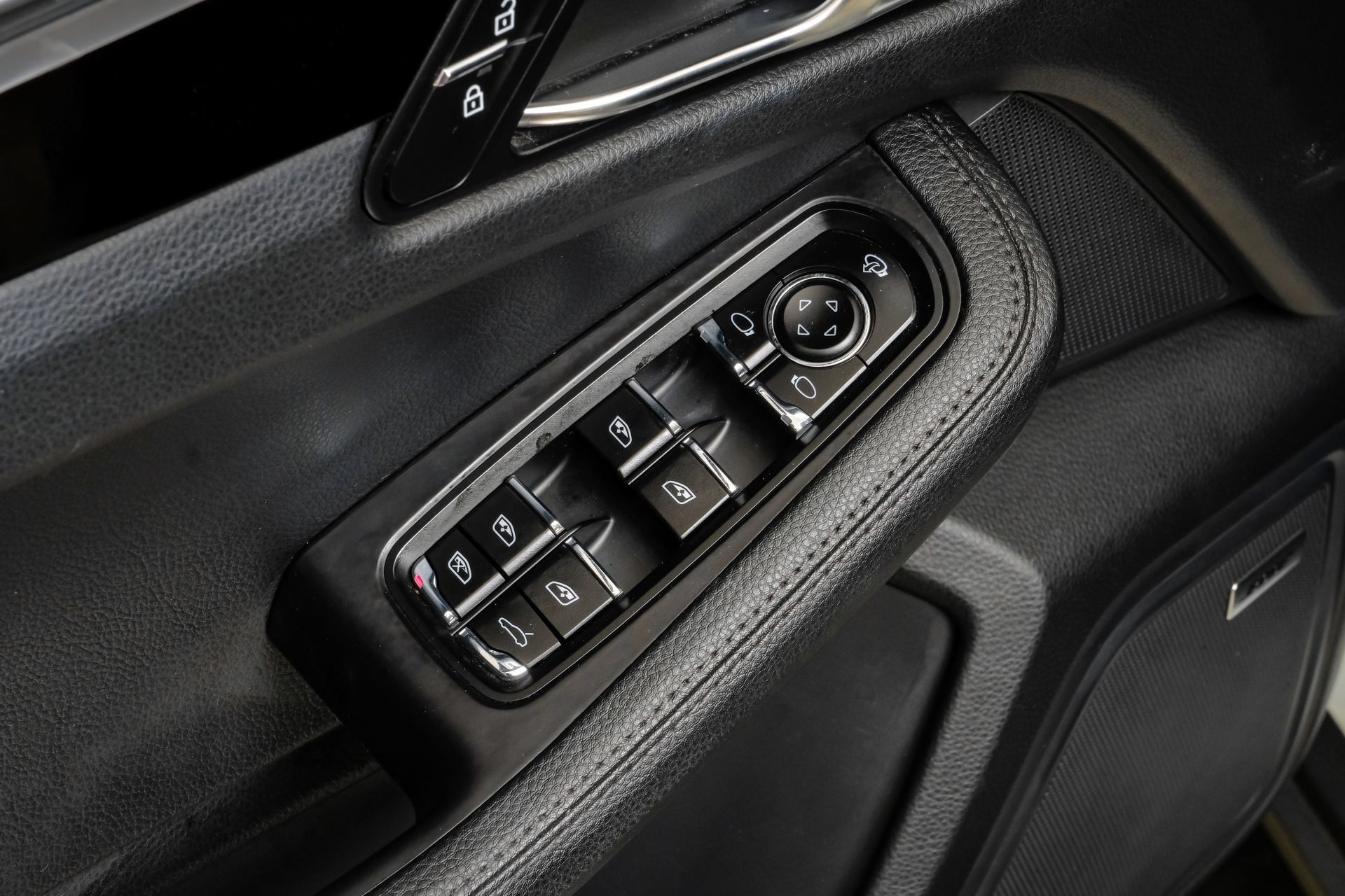 Used 2024 Porsche Macan w/ Premium Plus Package AWD/4WD image 45