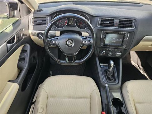 Used 2017 Volkswagen Jetta SE image 5