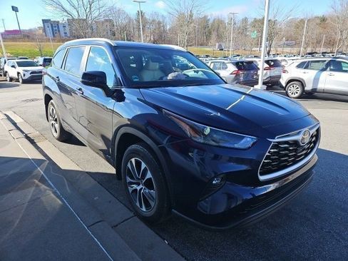 Used 2025 Toyota Highlander XLE image 2
