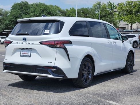 Used 2025 Toyota Sienna XSE FWD image 4