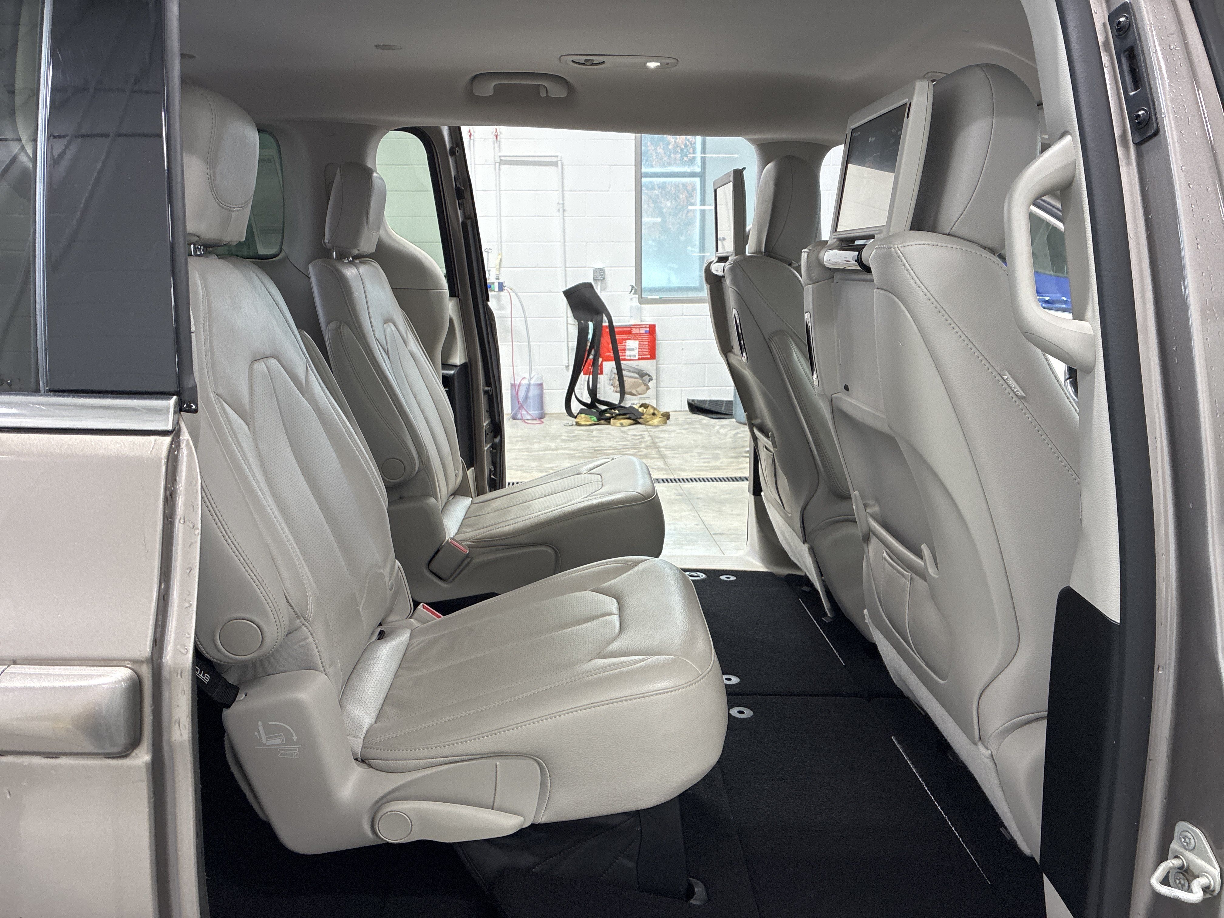 Used 2017 Chrysler Pacifica Touring-L Plus FWD image 12