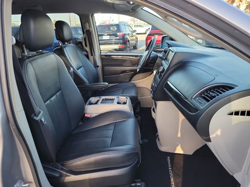 Used 2016 Chrysler Town & Country Touring image 29
