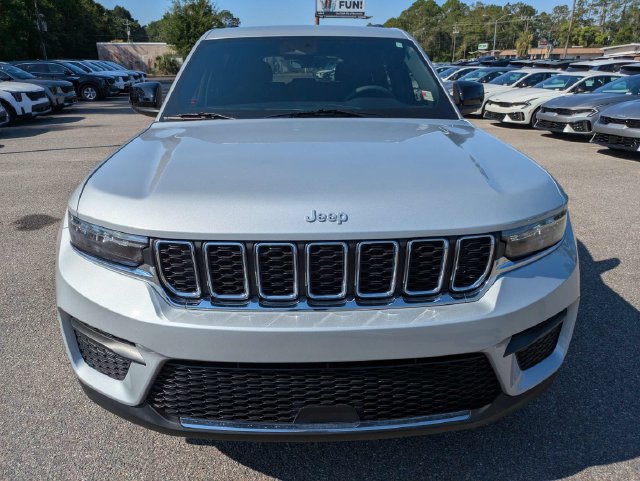 Used 2025 Jeep Grand Cherokee Laredo RWD image 9
