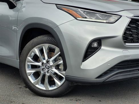 Used 2023 Toyota Highlander Limited image 4