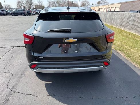 Used 2025 Chevrolet Trax LT FWD image 5