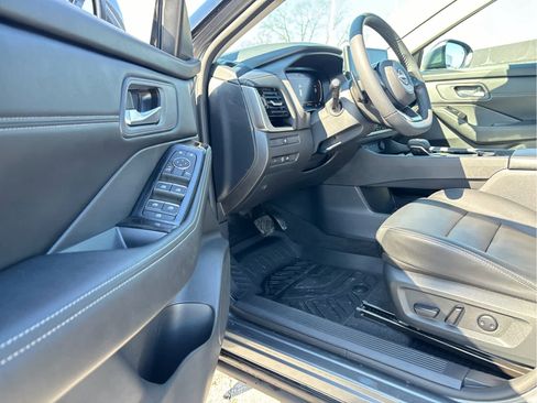 Used 2024 Nissan Rogue SL image 7