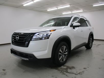 New 2025 Nissan Pathfinder SL w/ Black Appearance Package