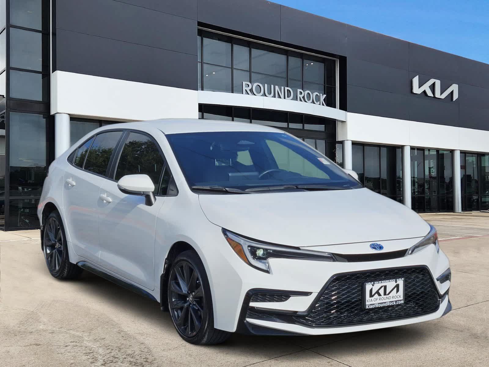 Used 2025 Toyota Corolla SE FWD image 3