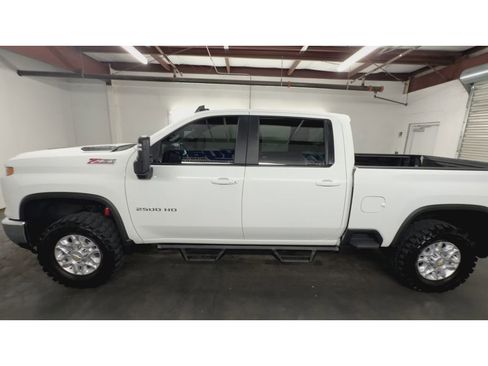 Used 2024 Chevrolet Silverado 2500 LT AWD/4WD image 5