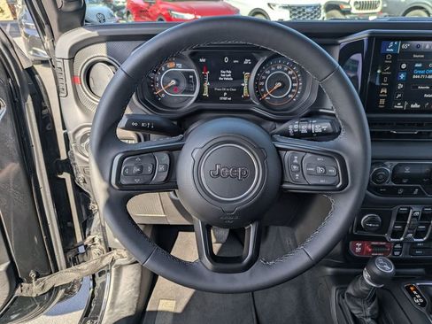 Used 2025 Jeep Wrangler Unlimited Rubicon AWD/4WD image 18