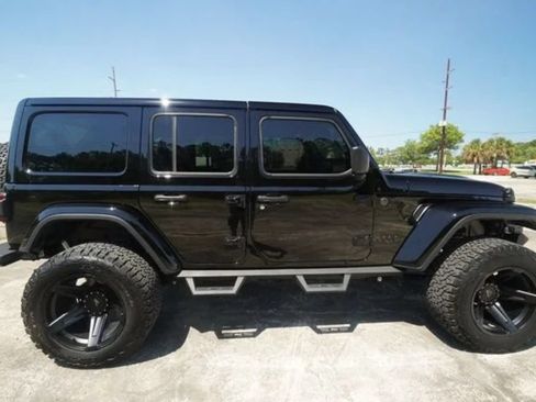 Used 2025 Jeep Wrangler Unlimited Sahara AWD/4WD image 8