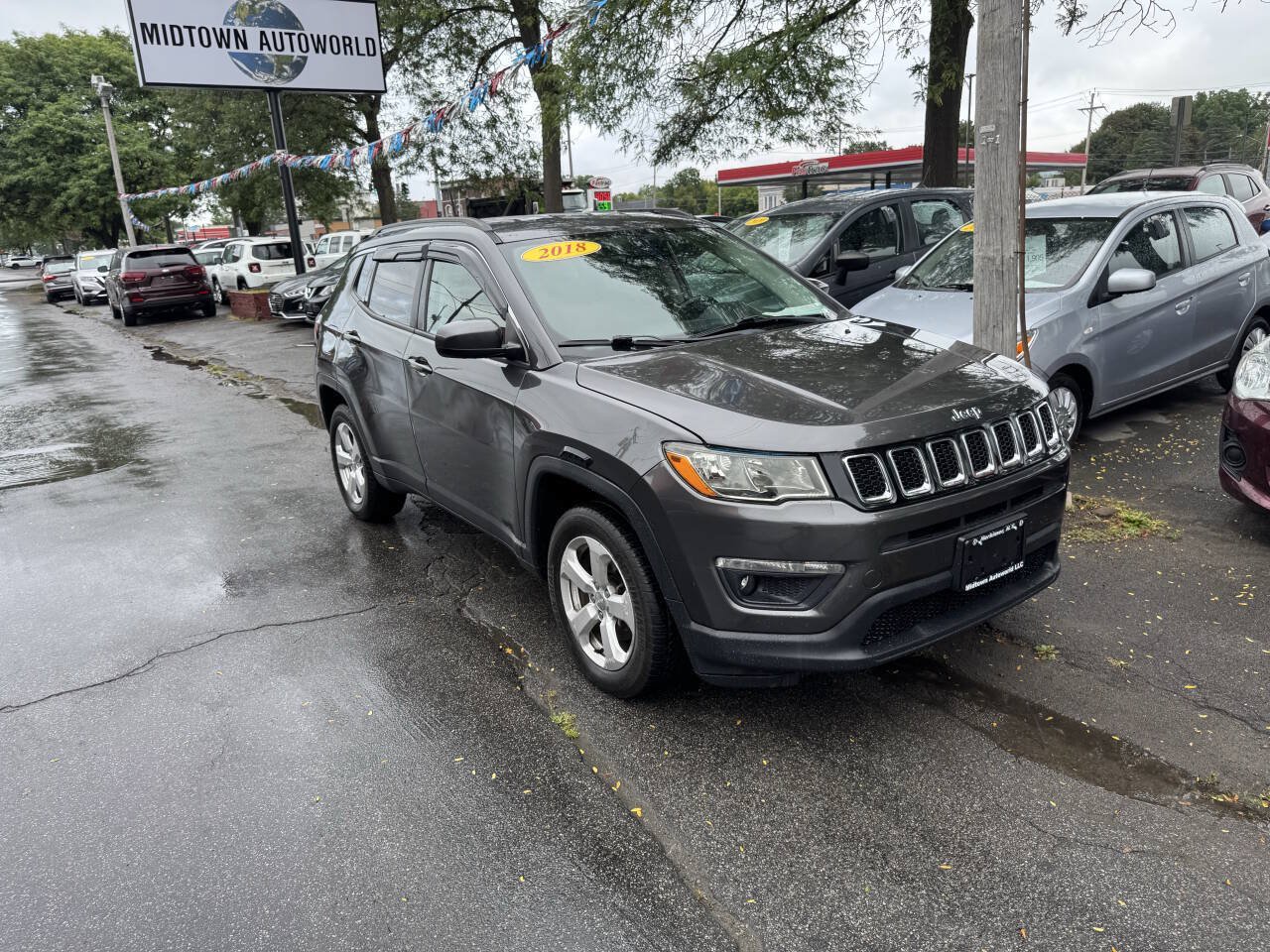 Used 2018 Jeep Compass Latitude w/ Cold Weather Group AWD/4WD image 3