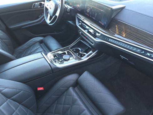 Used 2024 BMW X7 xDrive40i w/ Premium Package image 16