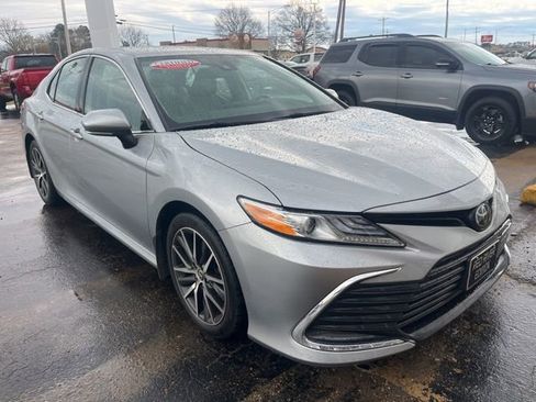 Used 2023 Toyota Camry XLE image 3