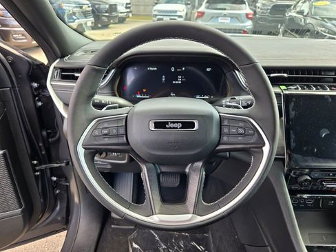 New 2025 Jeep Grand Cherokee Limited w/ Luxury Tech Group II image 32