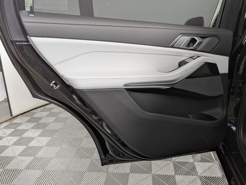 Used 2025 BMW X7 xDrive40i w/ Premium Package image 46