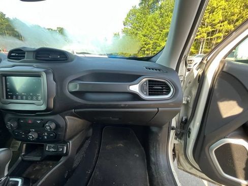 Used 2019 Jeep Renegade Latitude FWD image 45