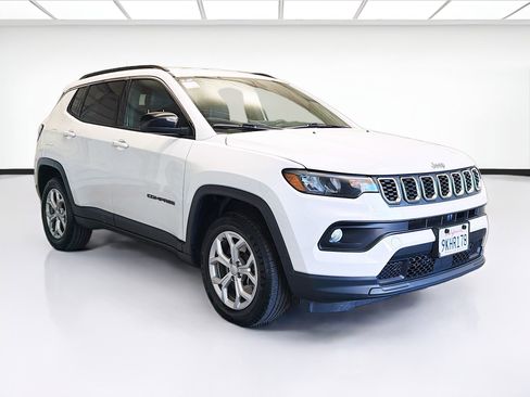 Used 2024 Jeep Compass Latitude image 3