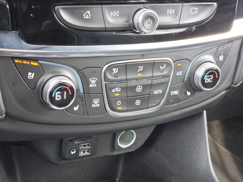 Used 2023 Chevrolet Traverse Premier FWD image 23