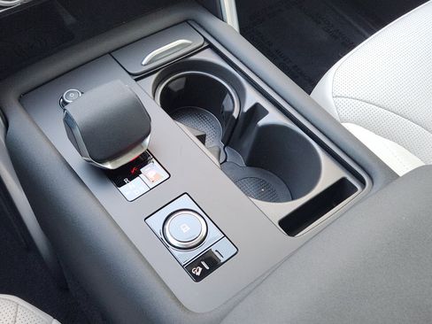 Certified 2025 Land Rover Discovery Dynamic SE image 22