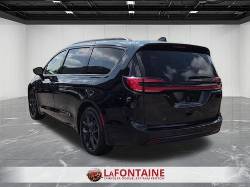 Certified 2025 Chrysler Pacifica Limited FWD image 3