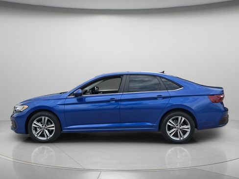 Used 2024 Volkswagen Jetta SE w/ Panoramic Sunroof Package FWD image 3