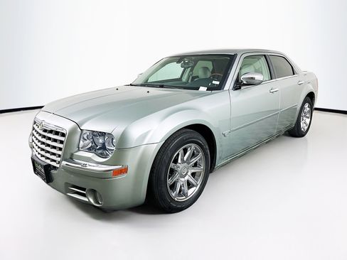 Used 2005 Chrysler 300 C w/ Navigation & Sound Group II RWD image 3