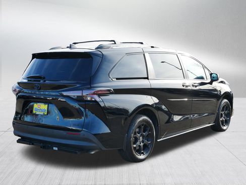 Used 2025 Toyota Sienna XLE Woodland Edition image 7