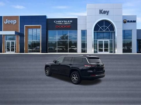 Used 2023 Jeep Grand Cherokee L Limited w/ Luxury Tech Group II image 3