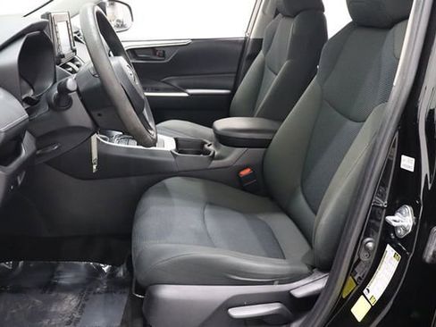 Used 2021 Toyota RAV4 LE image 8