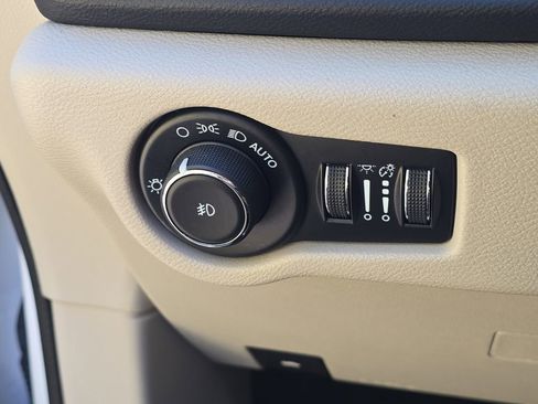 Used 2024 Chrysler Pacifica Touring-L FWD image 22