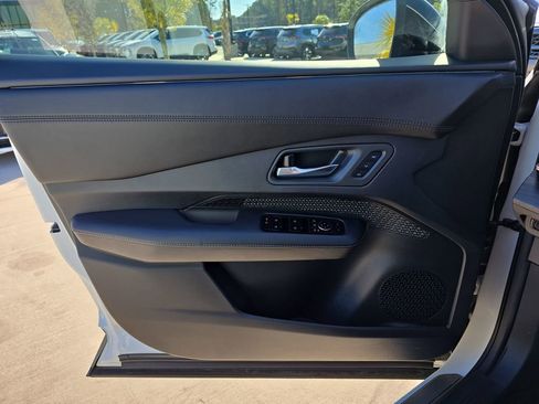 Used 2023 Nissan Ariya FWD image 32