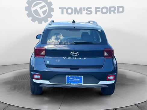 Used 2020 Hyundai Venue FWD image 5