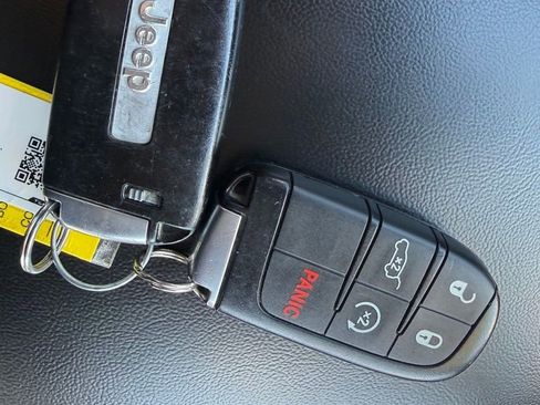 Used 2020 Jeep Grand Cherokee Laredo AWD/4WD image 28