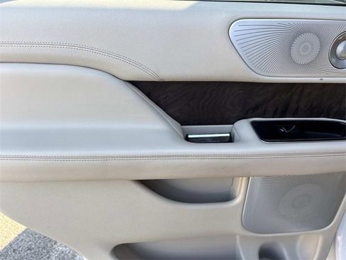 Used 2019 Lincoln Navigator Reserve image 19