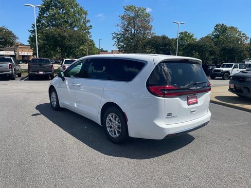 New 2026 Chrysler Pacifica Select FWD image 4