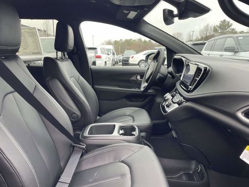 New 2026 Chrysler Pacifica Select FWD image 16